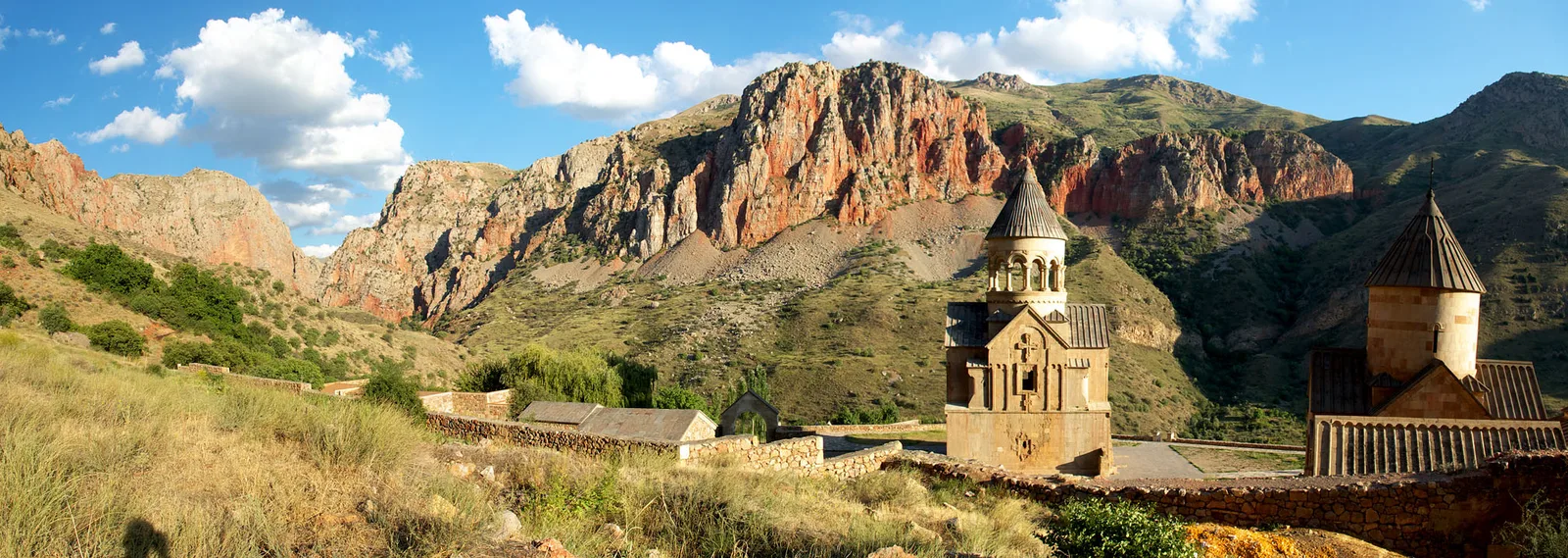 Fotografia real de Noravank e as falésias de Vayots Dzor